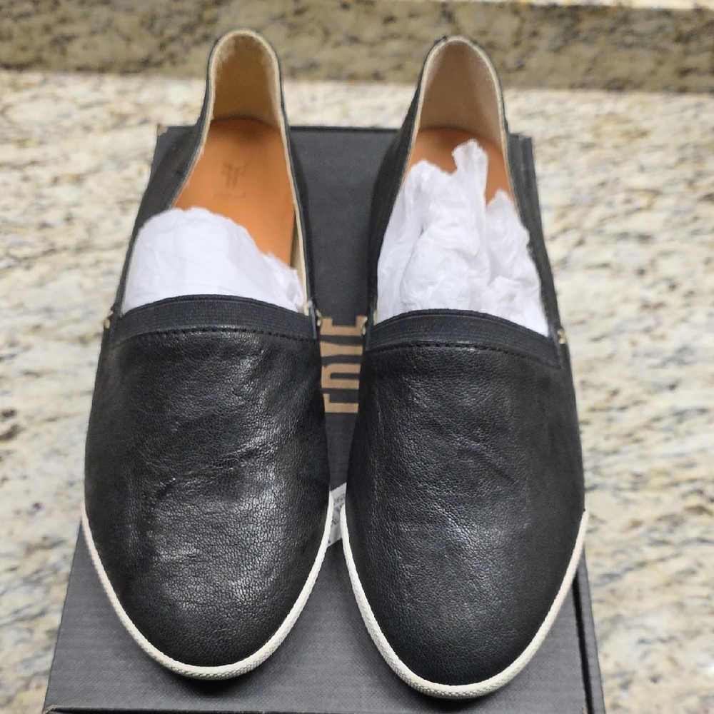 FRYE AND CO. Black Leather Loafers with Cream Trim